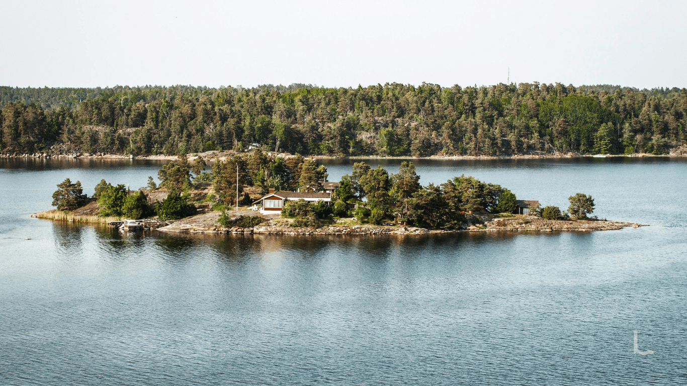 Bilde av en hytte på en øy