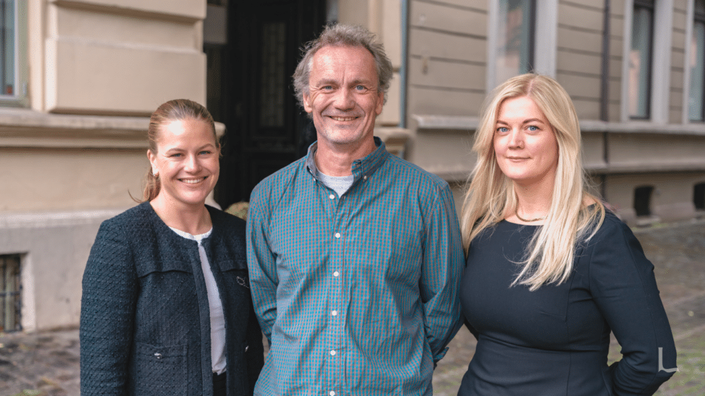 Advokatfullmektig Thea Sønstelie, advokat Kjell Inge Ambjøndalen og advokat Hilde Firman Fjellså