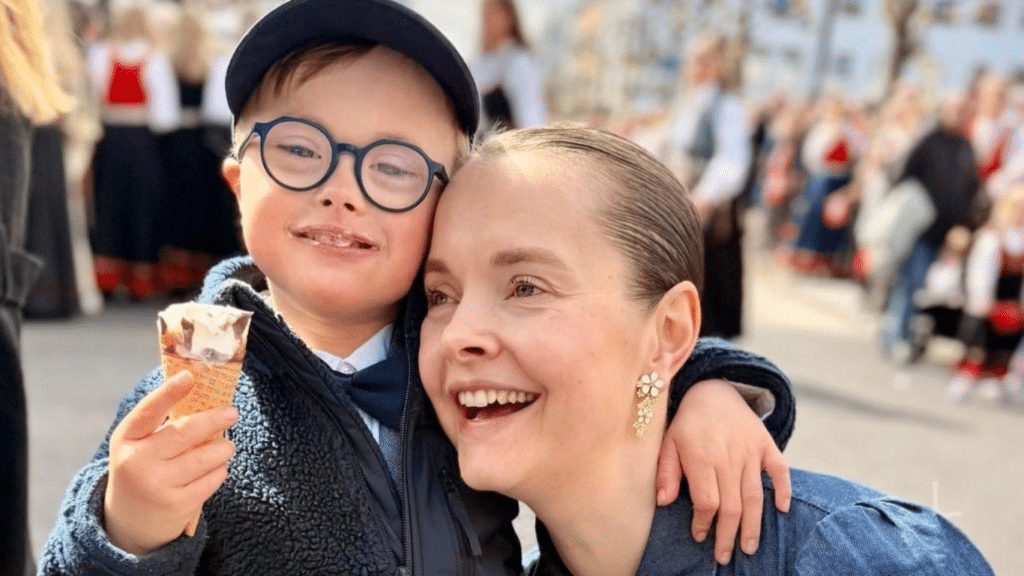Therese Baade-Mathiesen og sønnen Nicolas. Familien får bistand av advokat Simon Ekroll Olsen i saken om utsatt skolestart.