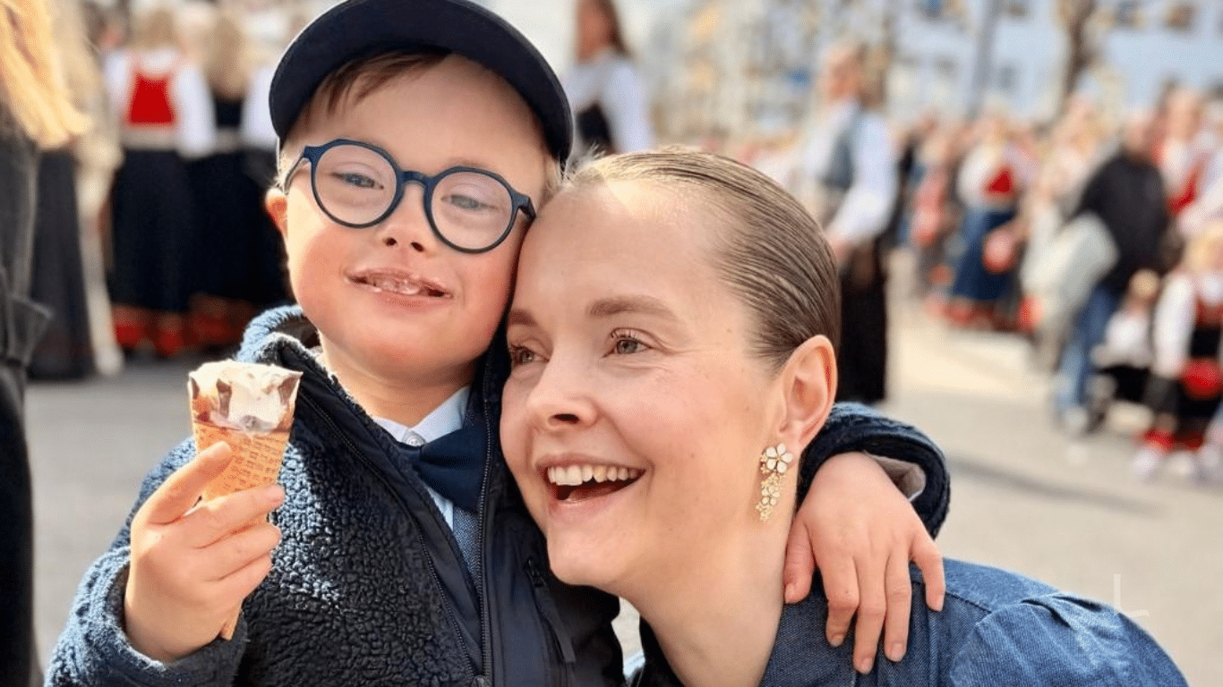Therese Baade-Mathiesen og sønnen Nicolas. Familien får bistand av advokat Simon Ekroll Olsen i saken om utsatt skolestart.